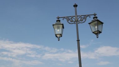 Mavi gökyüzü arka planında eski fenerlerin yakın plan görüntüleri