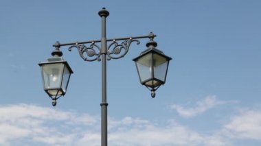 Mavi gökyüzü arka planında eski fenerlerin yakın plan görüntüleri