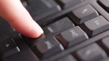 atış siyah klavyede yazarak kişinin kırpılmış