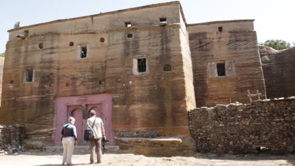 Vista Panoramica Persone Non Identificate Vicino Alla Vecchia Chiesa — Video Stock