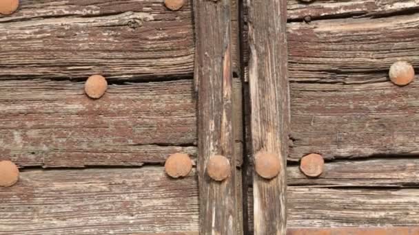 クローズ アップ ビュー閉鎖の古い木製のドアの背景 — ストック動画