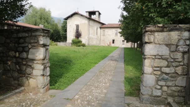 Γραφικό Μήκος Πόδηα Του Αρχαίου Καθολική Θρησκεία Κτίριο Ιταλία — Αρχείο Βίντεο