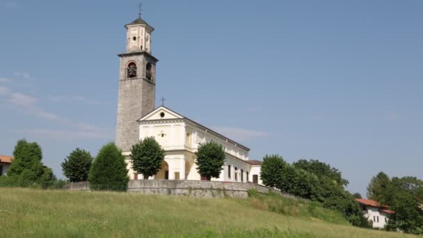 Malerische Ansicht Der Katholischen Kirche Mit Blauem Himmel Auf Dem — Stockvideo