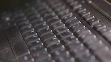 atış siyah klavyede yazarak kişinin kırpılmış