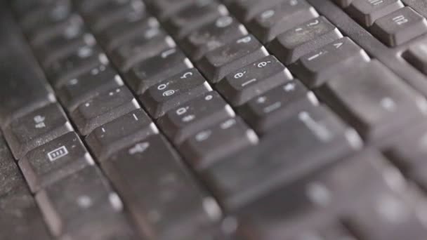 Abgeschnittene Aufnahme Einer Person Die Auf Schwarzer Tastatur Tippt — Stockvideo