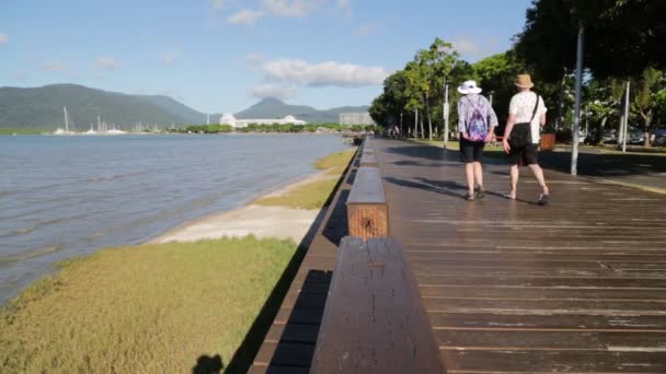 Personas Caminando Muelle Cerca Del Océano Australia — Vídeos de Stock