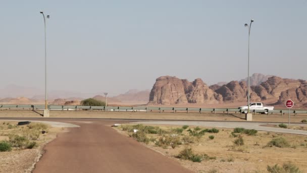 Auto Nel Deserto Vicino Alle Montagne — Video Stock