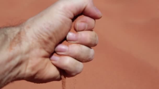 Bijgesneden Beeld Van Man Gieten Van Zand Uit Hand — Stockvideo