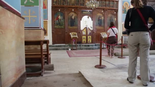 Туристы Старинной Церкви Мааба — стоковое видео
