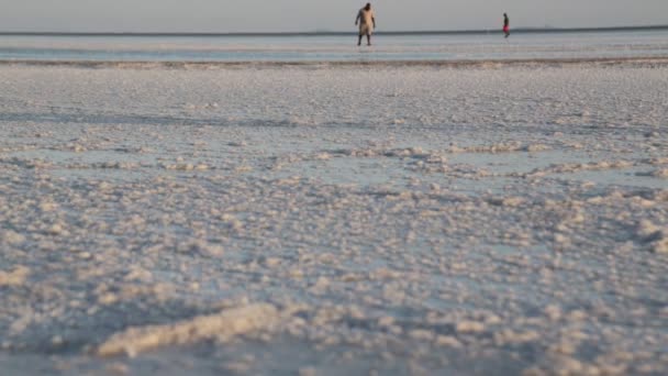 Tuz Gölü Sahilinde Yürüyüş Insanlar — Stok video