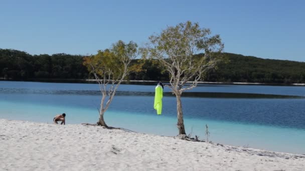 Turisti Che Riposano Sul Lago Mckenzie Australia — Video Stock