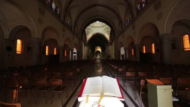 Innenraum Der Historischen Schönen Alten Katholischen Kirche Italiens — Stockvideo