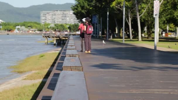 Persone Che Camminano Sul Molo Vicino All Oceano Australia — Video Stock