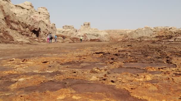 Ethiopië Dakol Circa December 2017 Niet Geïdentificeerde Mensen Wandelen Vulkanische — Stockvideo