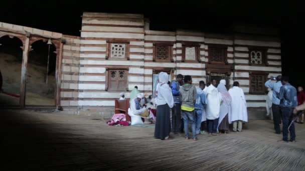 Vue Panoramique Personnes Non Identifiées Près Vieille Église — Video