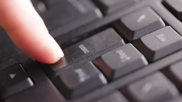 在黑色键盘上键入内容的人的裁剪镜头 — 图库视频影像