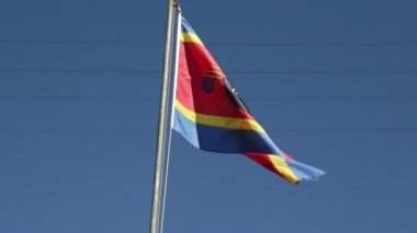 eswatini krallığında gökyüzüne karşı rüzgarla hareket eden bayrak