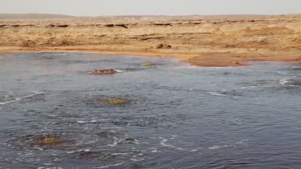 エチオピアの黒い湖の水を沸騰の風光明媚なビュー — ストック動画