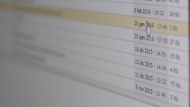 コンピューターの画面に表示されるメールの文字のスタックのクローズ アップ映像 — ストック動画