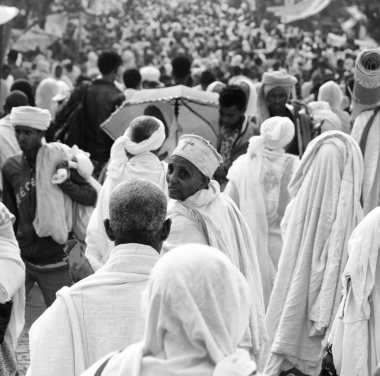 Etiyopya, Lalibela-Ocak 2018--genna celebratio kalabalık içinde kimliği belirsiz kişi dolaylarında