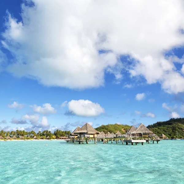 在波拉波拉岛的海和度假村喜欢天堂的概念和放松在海滩上 — 图库照片