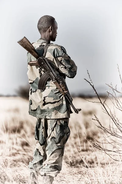 África Tierra Etiopía Soldado Negro Arma Mirando Frontera — Foto de Stock
