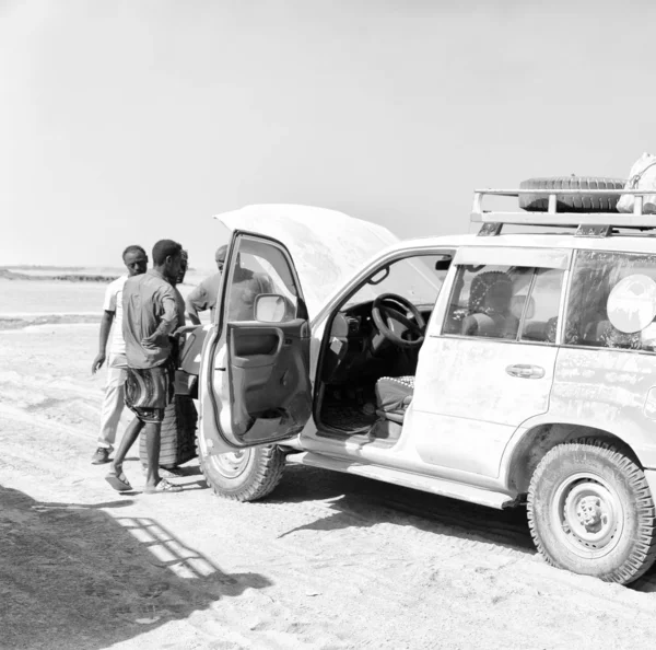 Éthiopie Danakil Circa Janvier 2018 Personnes Non Identifiées Voiture Cassée — Photo