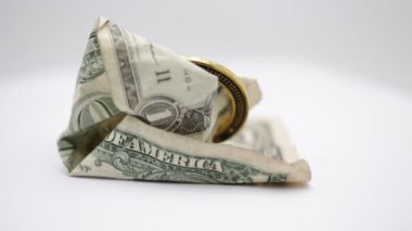 bitcoin ve buruşuk dolarlık banknot üzerinde beyaz izole yakın çekim shot