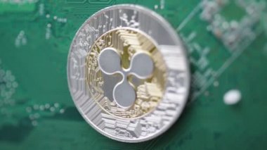 bilgisayar devre üzerinde dalgalanma işaretiyle madalyonun yakın çekim görüntüleri