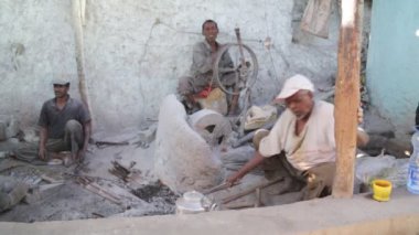 Afro-Amerikan demirci forge metal ile çalışma