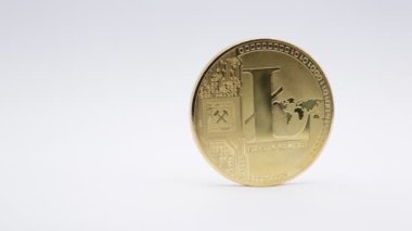 Beyaz litecoin sembolü ile altın sikke yakın çekim görüntüleri