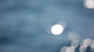 güneş yansımaları için arka plan ile bulanık dalgalanan su yüzeyine yakın çekim görüntüleri