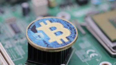 madeni para bitcoin ile yakın çekim görüntülerini bilgisayar devre üzerinde oturum