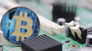 madeni para bitcoin ile yakın çekim görüntüleri kayıt üzerinde elektrik devresi