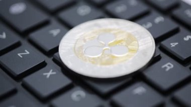 bilgisayar klavye dalgalanma sembolü ile madalyonun yakın çekim görüntüleri