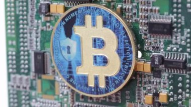 bilgisayar devre bitcoin sembolü ile altın sikke yakın çekim görüntüleri