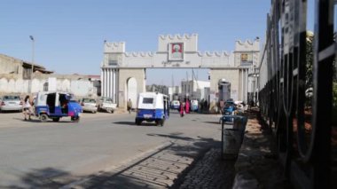 Şehir kapısındaki turistin görüntüleri.