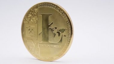 madeni para litecoin sembolü beyaz yüzey ile yakın çekim görüntüleri