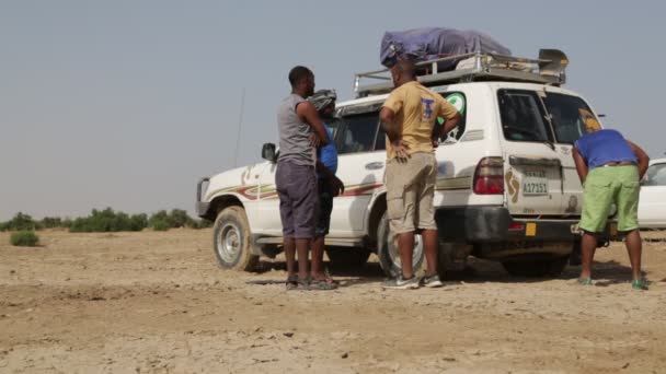 사막에서 자동차 타이어를 불명된 사람들의 — 비디오