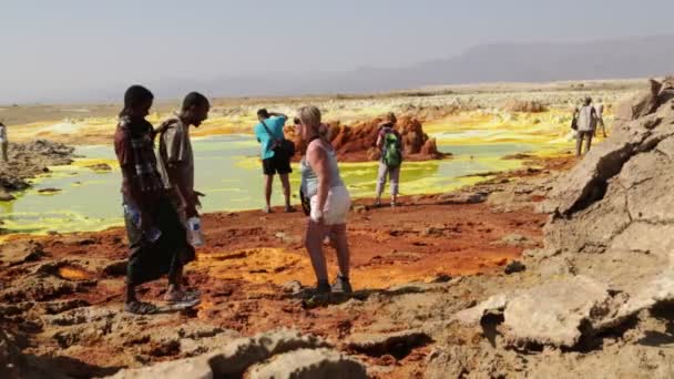 Äthiopien Dallol Dezember 2017 Unbekannte Gehen Der Vulkanischen Depression Spazieren — Stockvideo