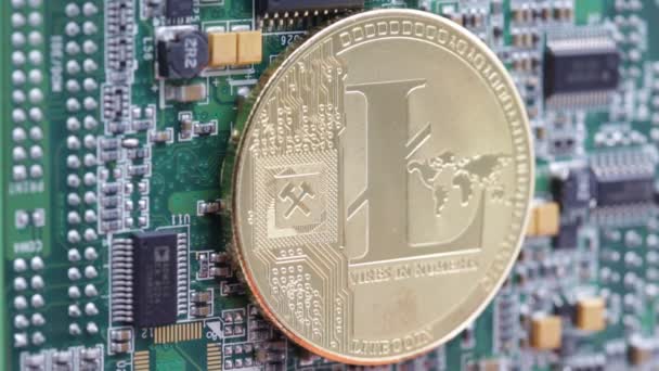 Nahaufnahme Von Münze Mit Litecoin Symbol Auf Computerschaltung — Stockvideo