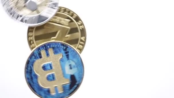 Arriba Ver Imágenes Girar Varias Monedas Criptomoneda Aislado Blanco — Vídeos de Stock