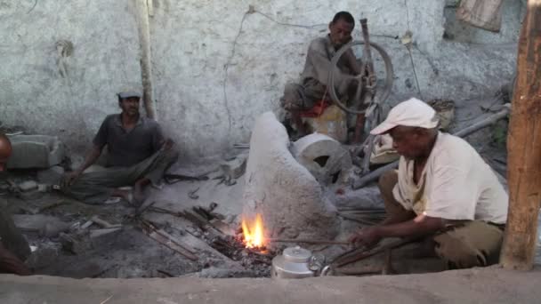 Afrikanske Amerikanske Smede Arbejder Med Metal Smedje – Stock-video