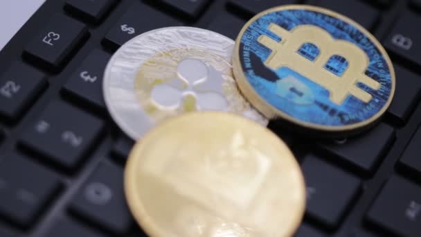 Cryptocurrency와 동전의 영상을 컴퓨터 키보드에 — 비디오