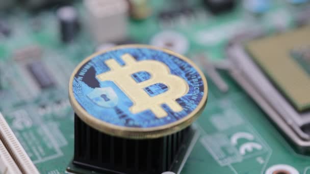 Close Beelden Van Munt Met Bitcoin Ondertekenen Computer Circuit — Stockvideo