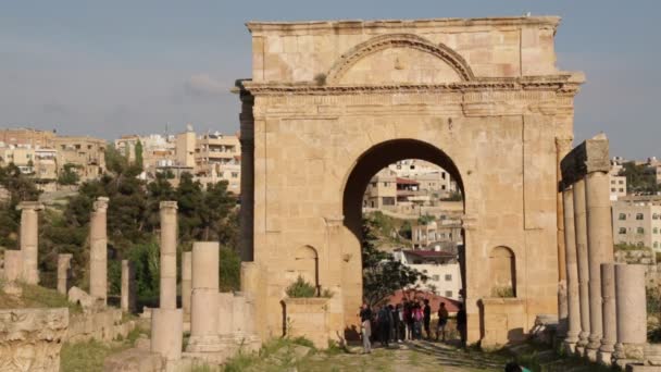 Personas Caminando Cerca Sitio Arqueológico Antiguo Patrimonio Clásico Jordania — Vídeos de Stock