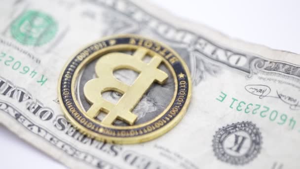 Bitcoin Doları Banknot Üzerinde Beyaz Izole Yakın Çekim Çekim — Stok video