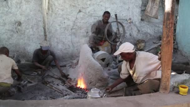 Africká Americká Kováři Pracující Kovem Forge — Stock video
