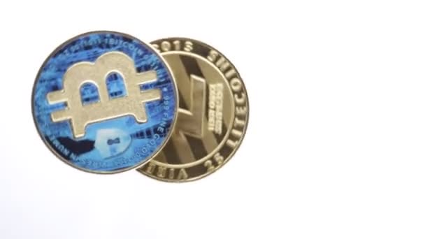 Imagens Vista Superior Fiação Bitcoin Litecoin Moedas Isoladas Branco — Vídeo de Stock