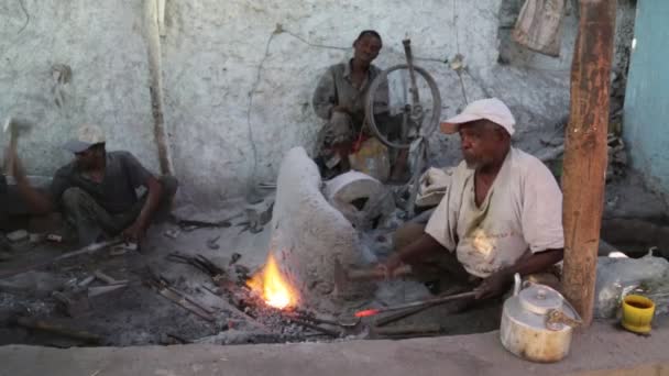 Africká Americká Kováři Pracující Kovem Forge — Stock video
